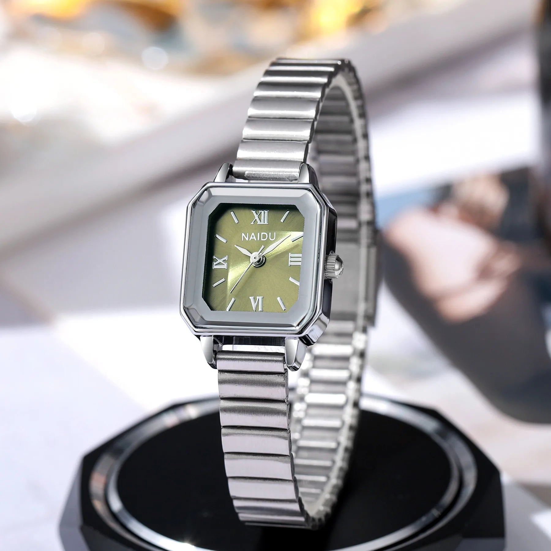 A small, exquisite and light luxury watch with a steel band for women, exuding a sense of artistic, niche and high-end style