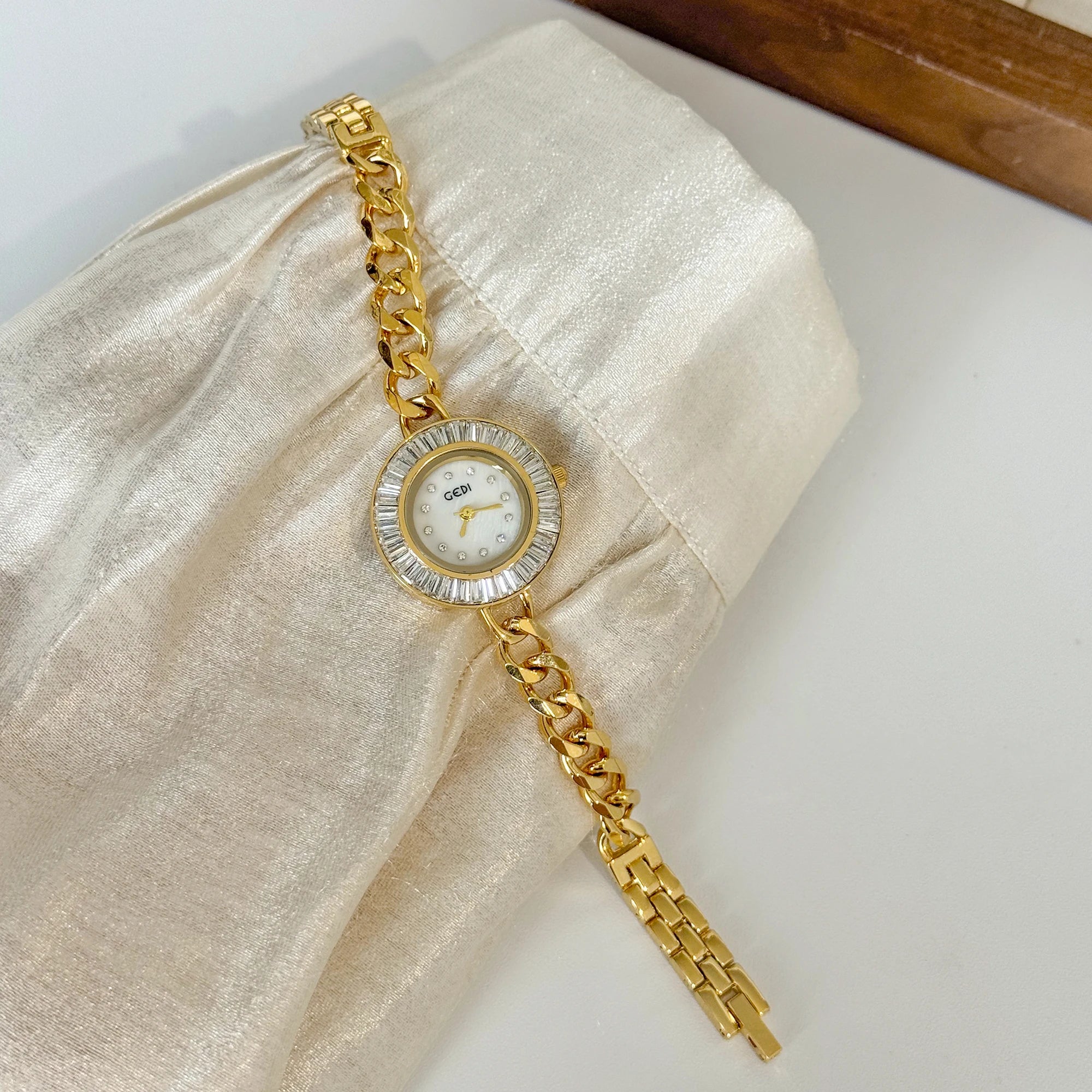 Women's Watches 2025 Luxury Elegant Ladies Wrist Watch Gold Rhinestone Quartz Wristwatch Vintage Female Small Clock reloj mujer