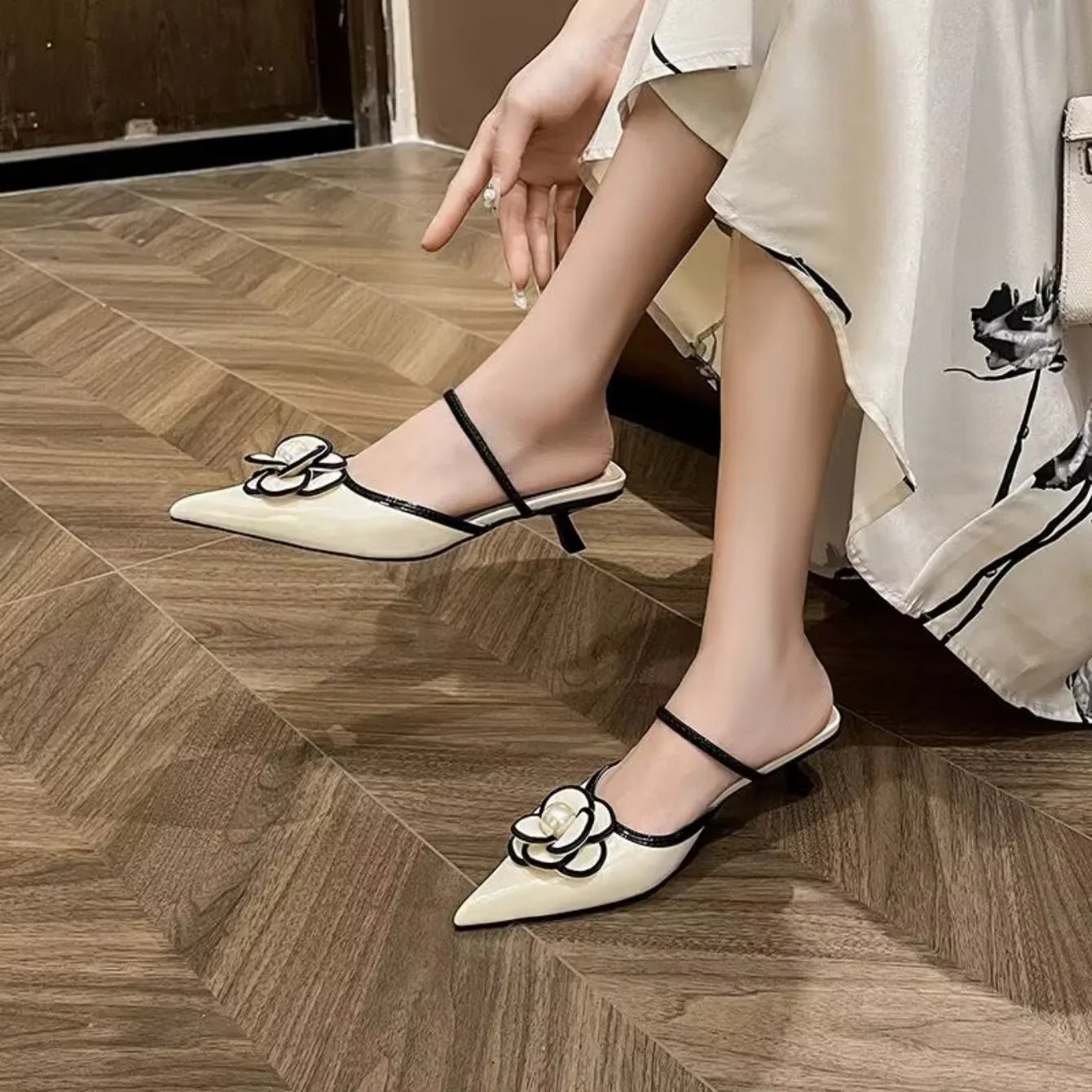 Women's Slippers 2025 Summer Fashion Career Convenience Slippers Flower Decoration Bag Head Large-size Slippers Zapatos Mujer