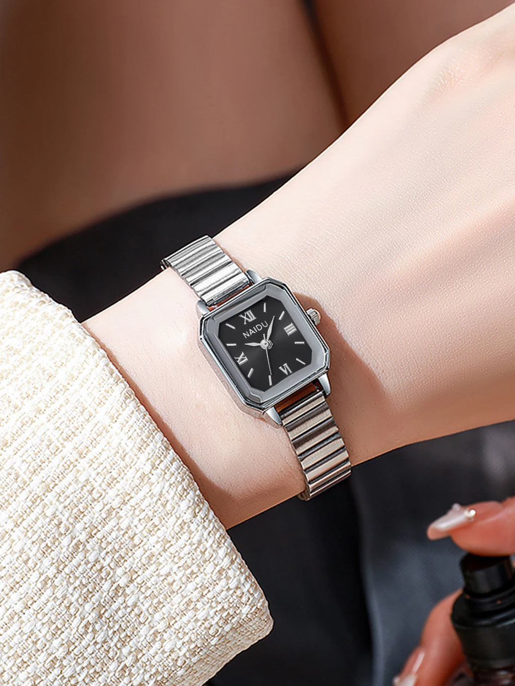 A small, exquisite and light luxury watch with a steel band for women, exuding a sense of artistic, niche and high-end style