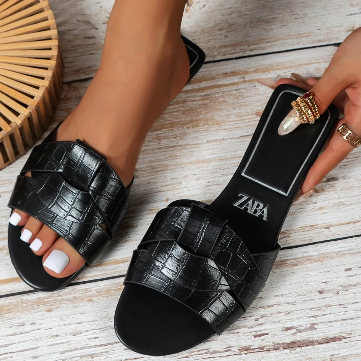 Flat Slippers Casual Shoes Woman 2024 Trend Luxury Summer Elegant Dresses Sandals Beach Designer House Round Toe Brand Bathroom