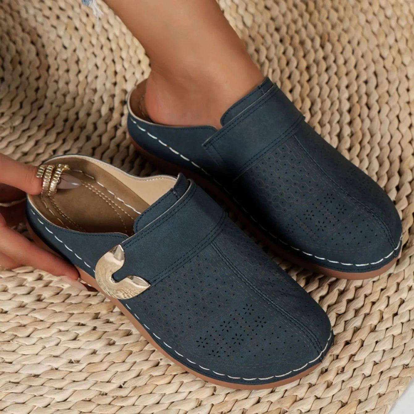Women Slippers Casual New Pattern Simple Pure Color Sandals Lightweight Comfortable Slip on Thick Bottom Slippers Slides Women