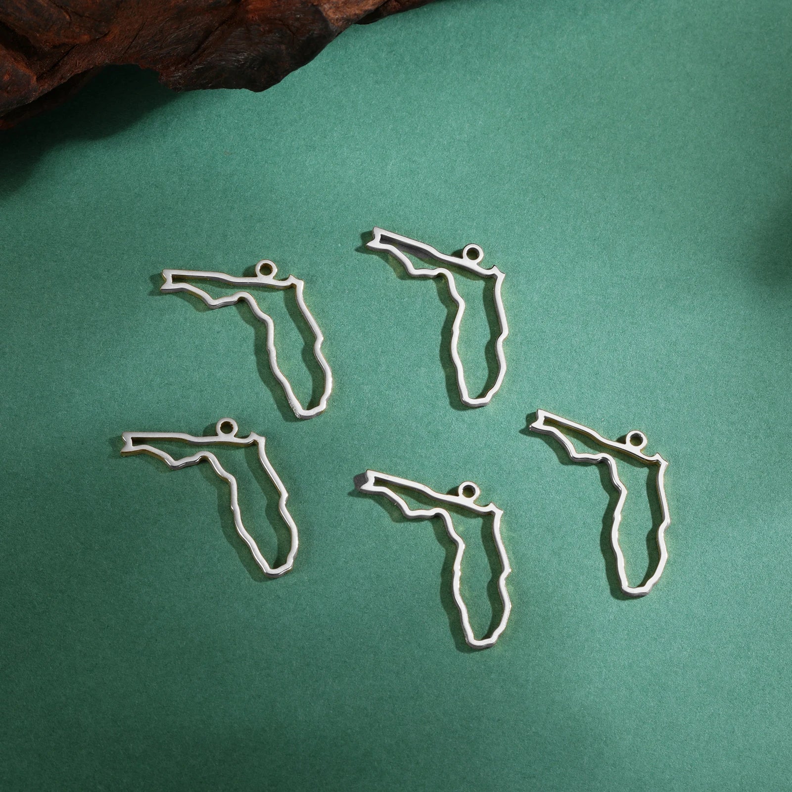 EUEAVAN 10pcs United States New York Washington State Map Pendant for Necklace Stainless Steel Charm DIY Jewelry Making Supplies