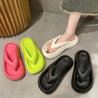 Flip flops for women, with a sense of stepping on poop. Wear non slip sandals and simple ins trendy beach shoes