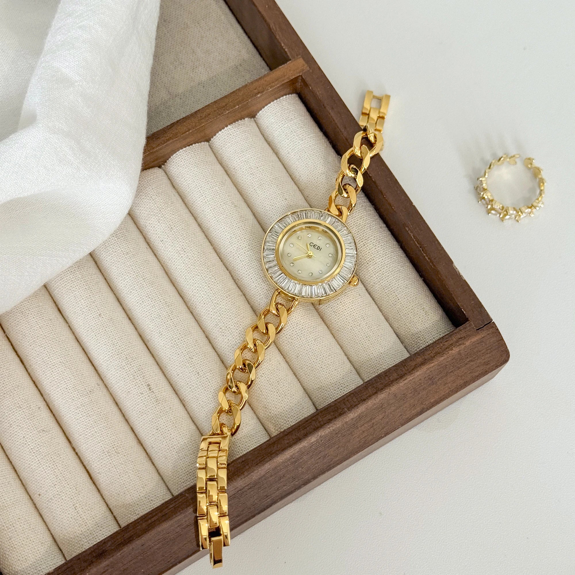 Women's Watches 2025 Luxury Elegant Ladies Wrist Watch Gold Rhinestone Quartz Wristwatch Vintage Female Small Clock reloj mujer