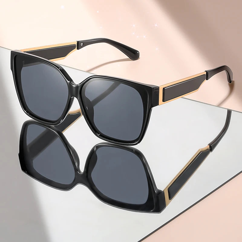 The large-framed high-end metal-leg classic and simple sunglasses are suitable for daily wear and street style decoration